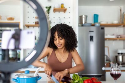 Leia mais sobre o artigo Roteiros de vídeos curtos para nutricionistas que atraem pacientes em 2026